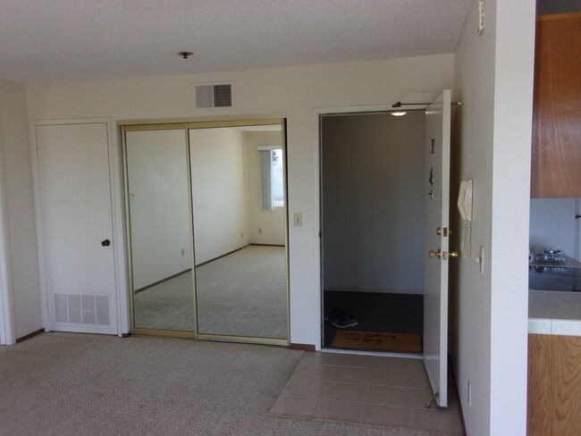 Building Photo - 411