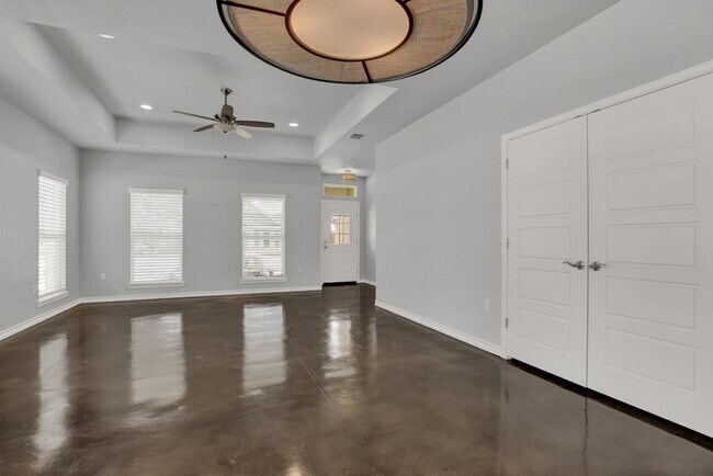 Building Photo - 1365 Hanz Dr