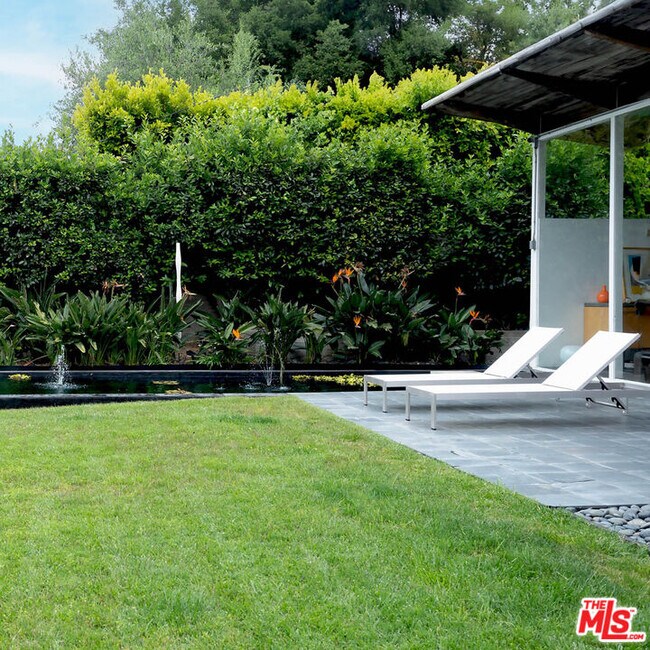 Building Photo - 15146 Mulholland Dr