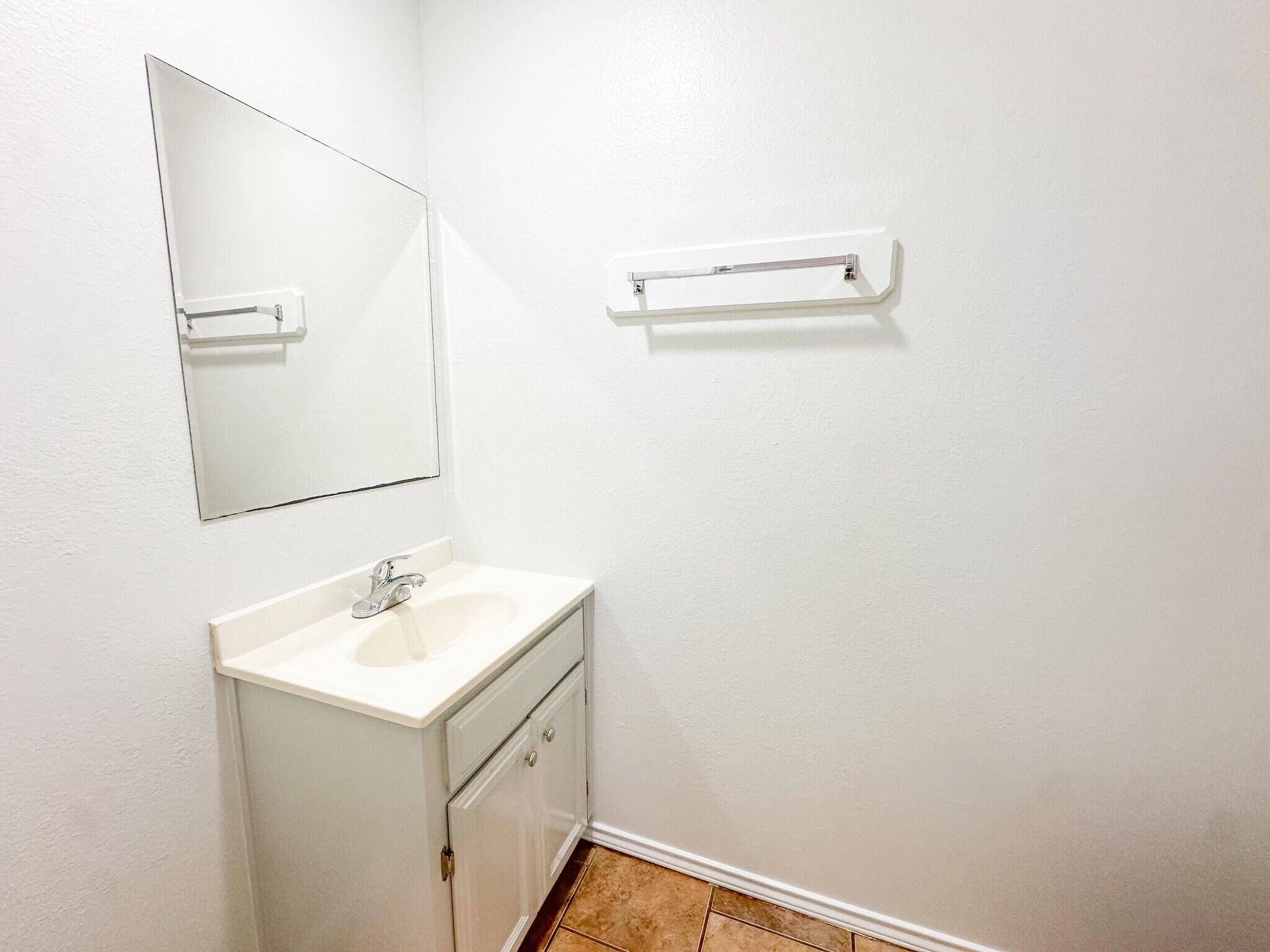 Building Photo - 709 Sonesta Dr