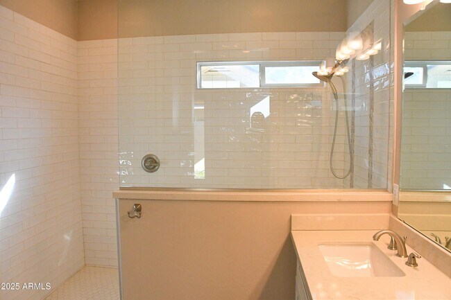 Building Photo - 2362 W Sierra Vista Dr