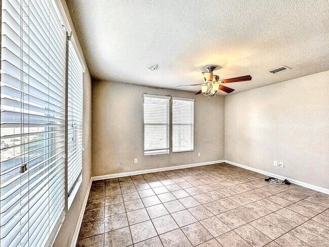Building Photo - "Cozy 1-Bedroom Gem in San Marcos - Modern Comfort in 500 Sq Ft!"