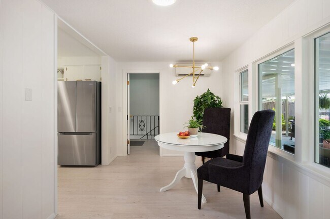 Building Photo - Immaculate and Updated Throughout- Quiet d...