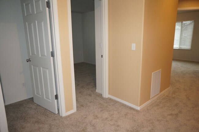 Building Photo - 4 bedroom Orenco Garden pet friendly house