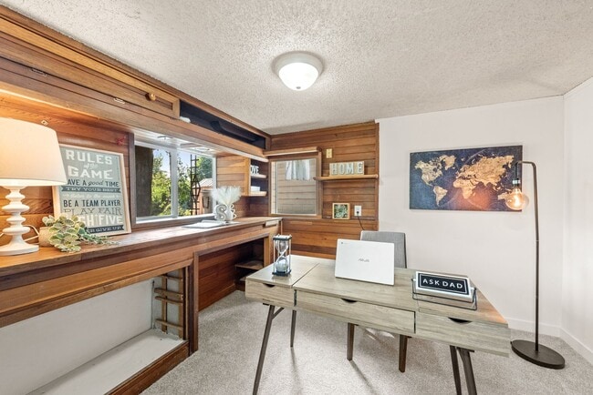 Building Photo - Peaceful Lakefront Living in Kirkland