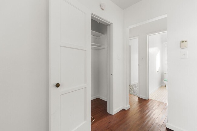 Building Photo - This spacious studio apartment located in the popular Los Feliz neighborhood of Los Angeles is no...