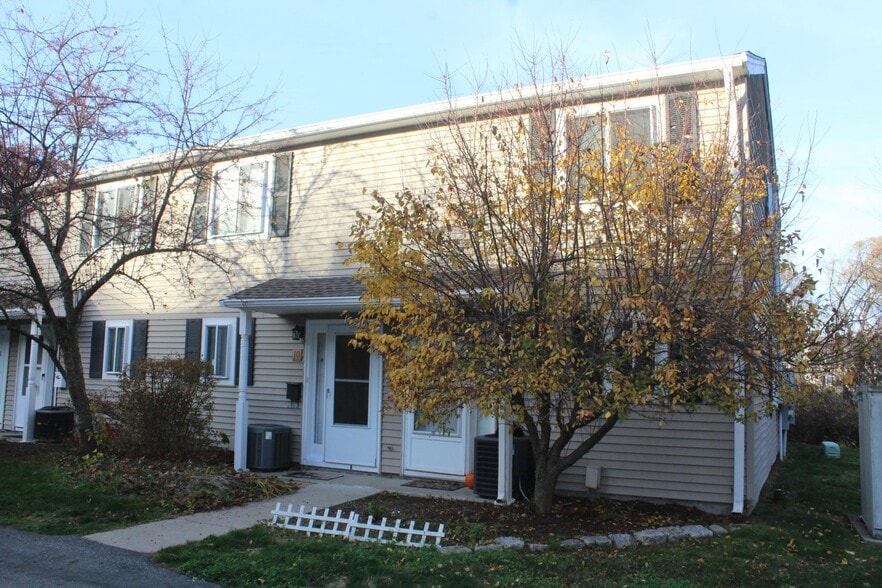 Building Photo - 10 Village Brook Ln