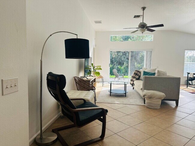 Building Photo - "Charming 3-Bedroom Oasis with 2 Full Baths in Riverview – Your Ideal Home Awaits!"