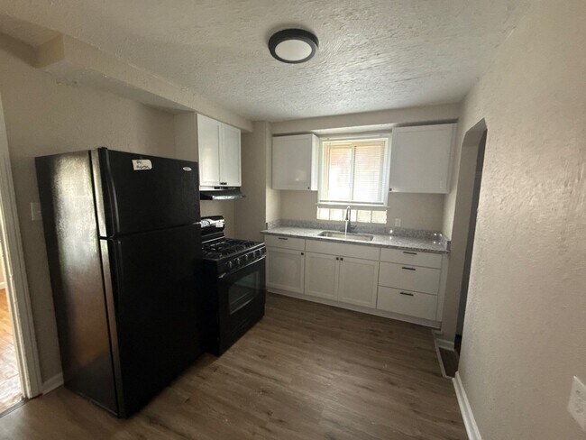 Building Photo - Renovated 3-Bedroom Home – We Welcome Sect...