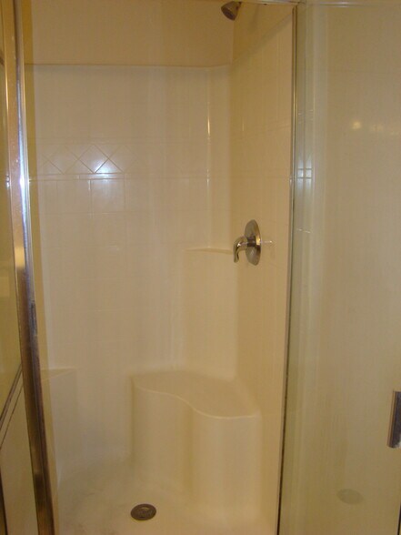 Master Bedroom - Bathroom - 8401 Callabee Way