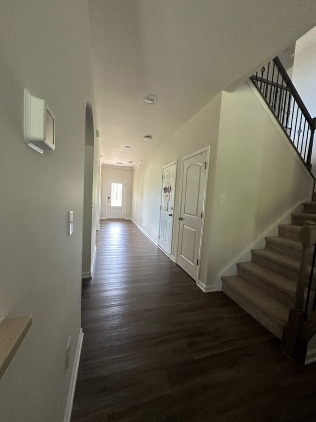 Building Photo - Like New Beautiful home in Wesley Chapel