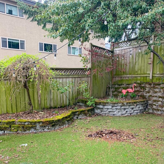 Building Photo - Fremont townhouse in prime location!!!
