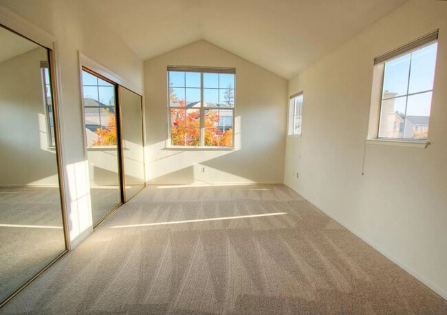 Building Photo - Beautiful Town Home Coming Soon! Great Loc...