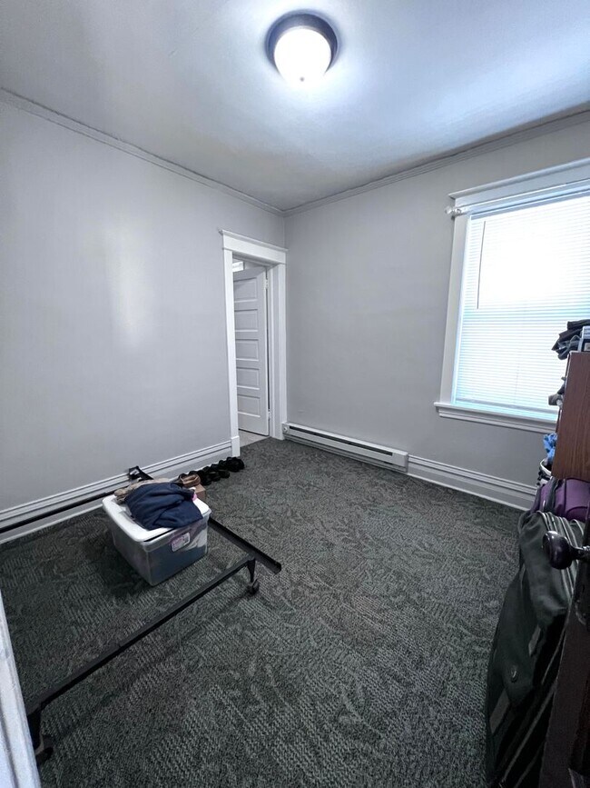 Building Photo - 17 E 6th St