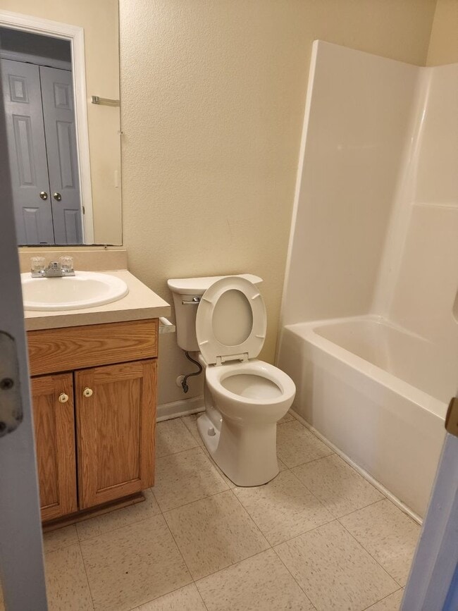 Building Photo - Spacious 2 Story home in Town - Apply Now ...