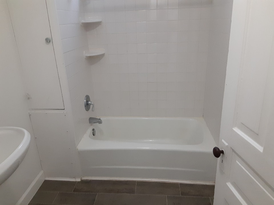 Full bath - 701 Litchfield St