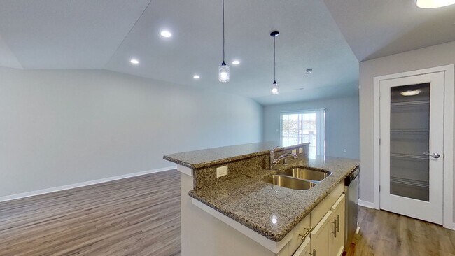 Building Photo - Like New Condo Style Upper 2 Bedroom 1 Bathroom Apartment is Available