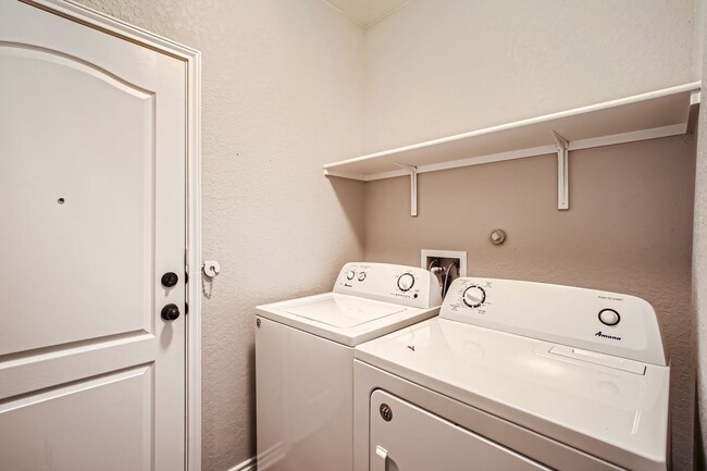 Building Photo - Charming 3 Bedroom Home Near