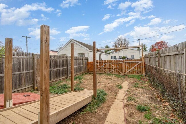 Building Photo - 602 W Louther St