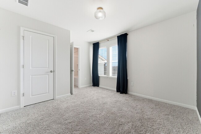 Building Photo - 1429 Vayda Ct