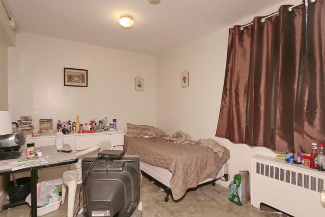 ROOM - 11 Terhune Ave