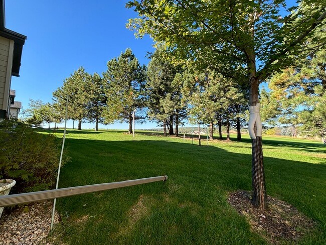 Building Photo - 3 BED | 3 BATH | TOWNHOME | DOUBLE GARAGE | WEST