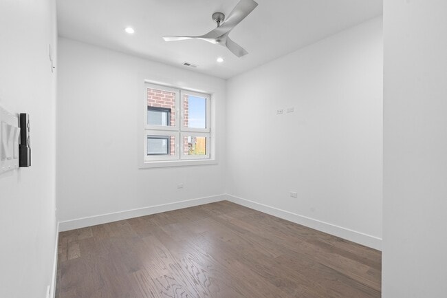 Building Photo - 3008 W Belmont Ave