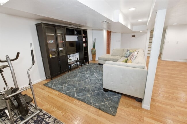 Building Photo - 266 Willowcrest Dr