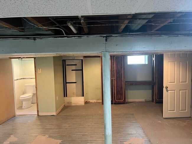 Building Photo - Updated Single Family Ranch Home with Fenc...