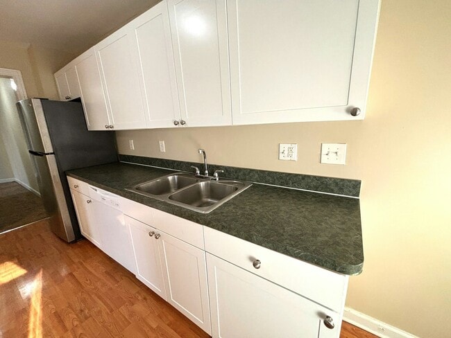 Building Photo - 99 Clinton St