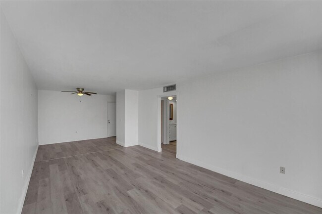 Building Photo - 301 Croton Ave