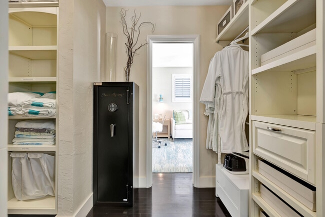 Building Photo - 136 Worth Ct S