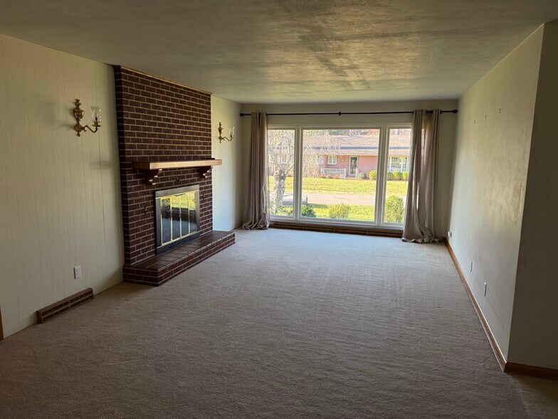 Living Room - 1011 Woodland Dr