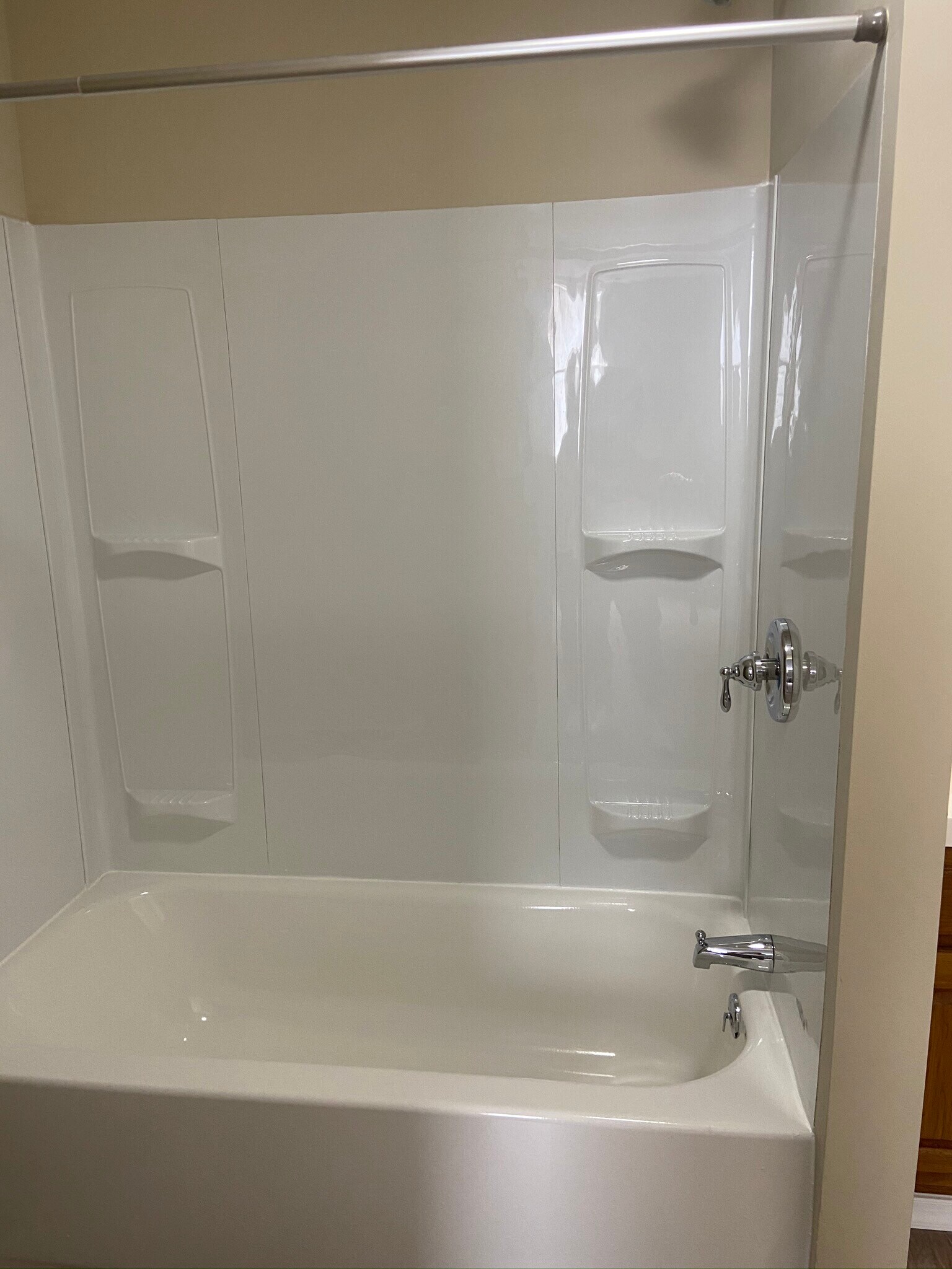 Bathtub shower - 946 Exeter Ave