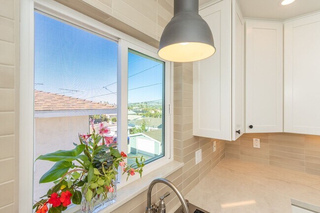 Building Photo - Beautifully Remodeled 2 Bed/1Bath Home with Ocean and Bay Glimpses in Ocean Beach!