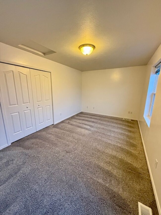 Building Photo - Welcoming 3-Bedroom Townhouse with Comfort...