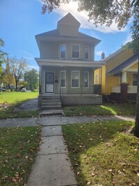 Building Photo - 3 BR House near Downtown