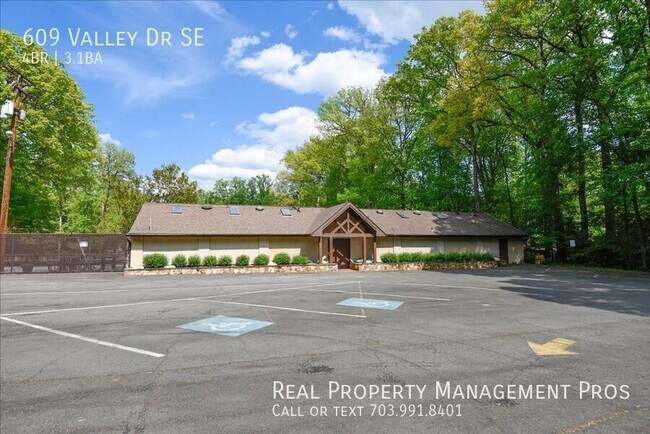 Building Photo - 609 Valley Dr SE