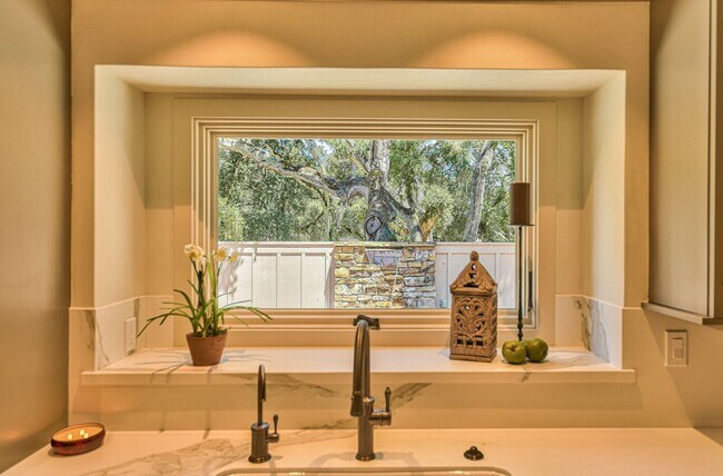 Building Photo - Luxury Living in Corral de Tierra!