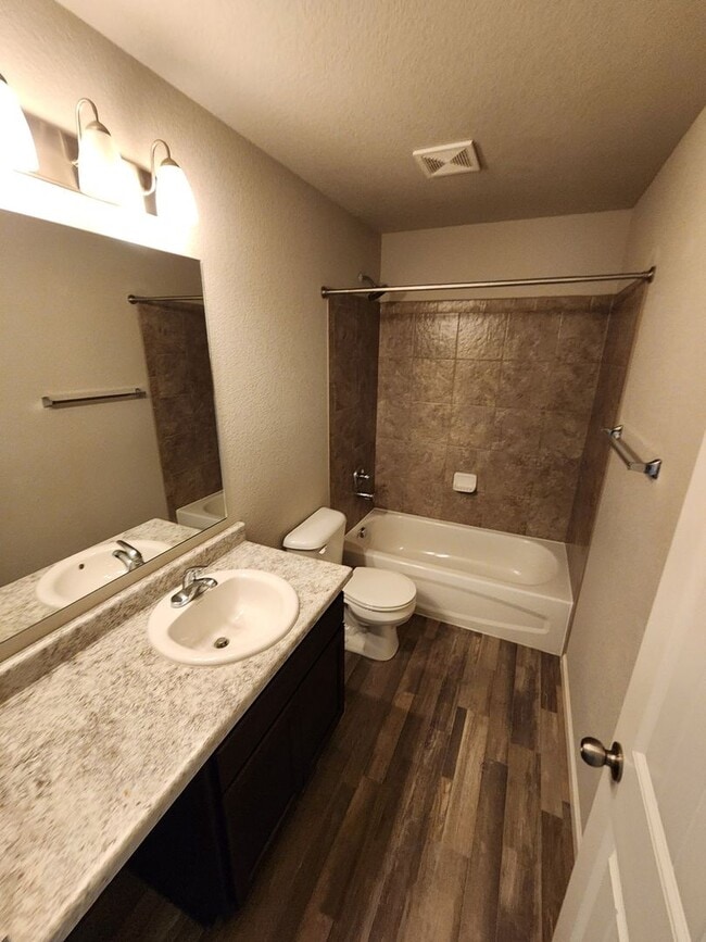 Building Photo - Beautiful Townhome