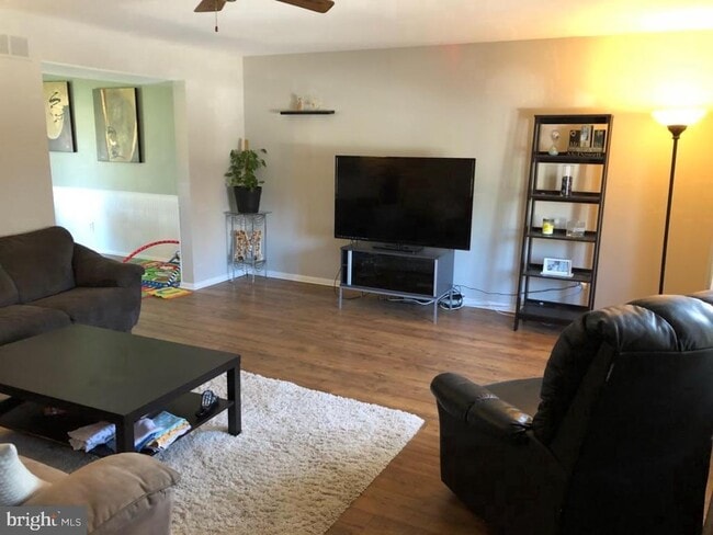 Building Photo - 425 Gatewood Ct