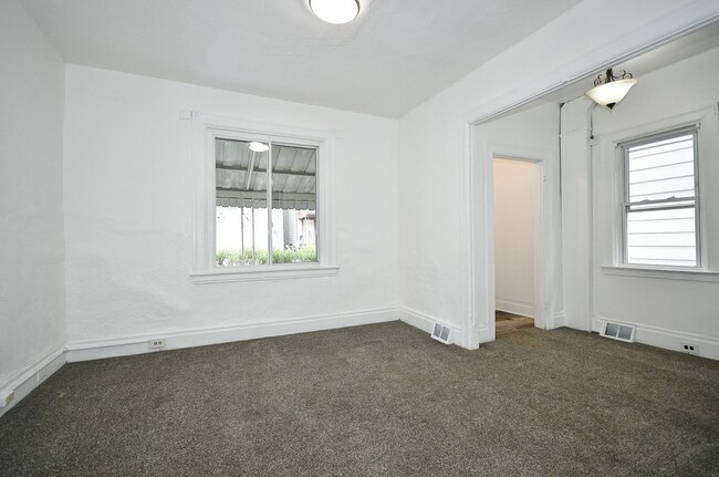 Building Photo - Updated 3 bed/1 bath House with garage!