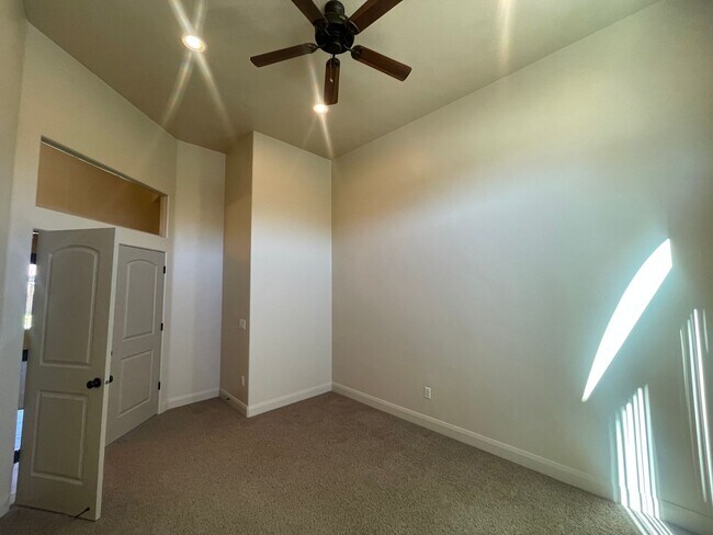 Building Photo - Great home and Pet Friendly!!  ADA tub/shower