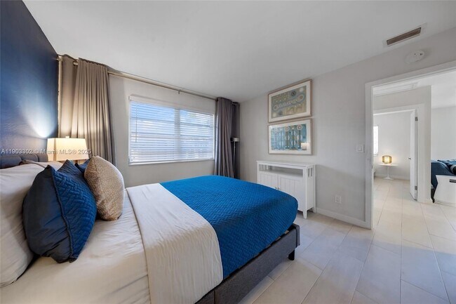 Building Photo - 707 NE 22nd Dr