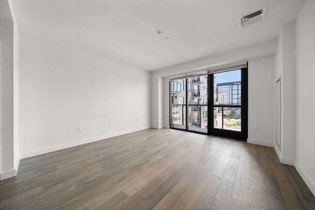 Building Photo - 375 Canal St