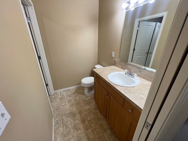 Building Photo - 2 Bed/1.5 Bath Townhome Near the Old Mill - Attached Garage