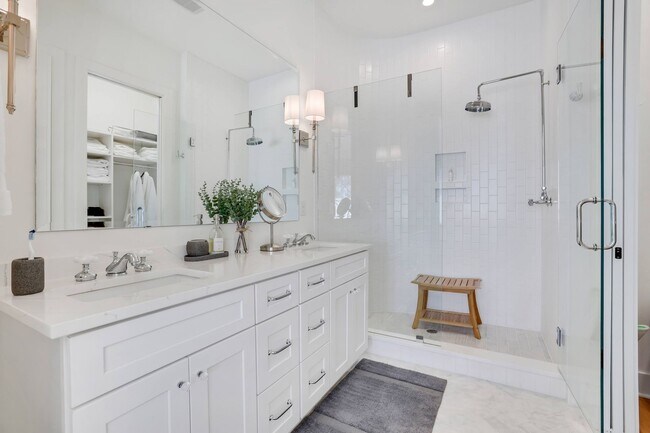 Building Photo - Upscale Palmyra Terrace Townhome! Fully Fu...