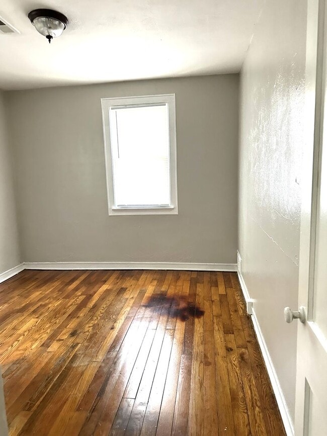 Building Photo - ONE LEVEL DUPLEX UNIT IN KINGSPORT NOW AVA...