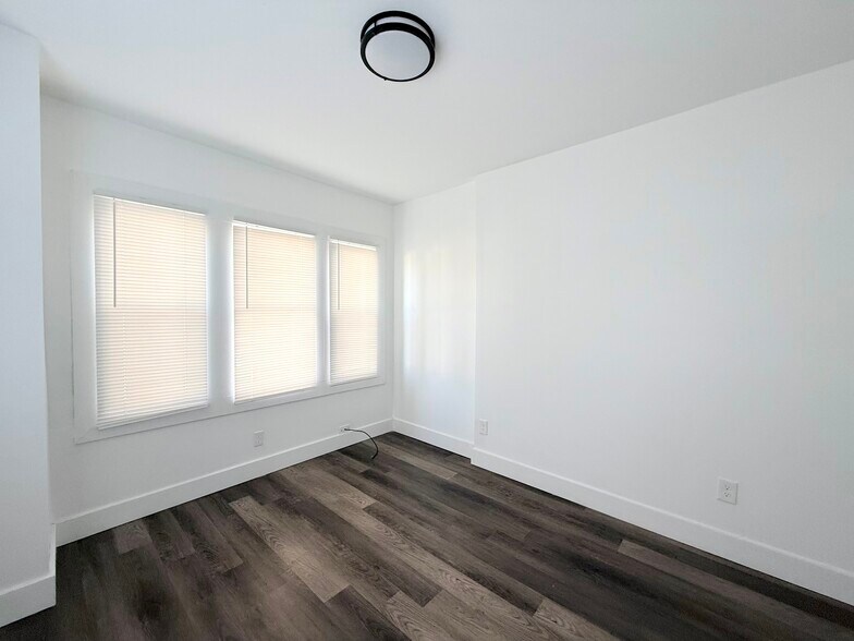 Building Photo - 954 S Ohio Ave