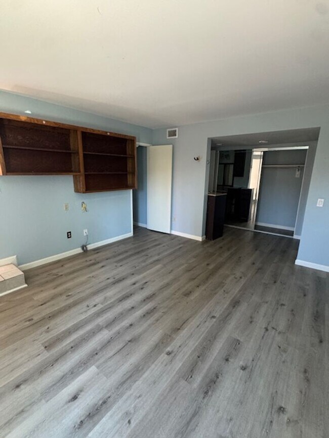 Building Photo - Conveniently located home featuring 2 main bedrooms!